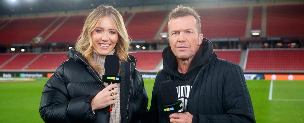 Berichteten für RTL über das Länderspiel: Moderatorin Laura Papendick und Experte Lothar Matthäus – Bild: RTL/Simon Stöckl