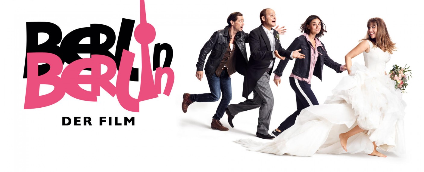 Quoten: „Berlin, Berlin“ bleibt blass, „RTL Direkt“ startet reichlich durchwachsen – Afghanistan-Berichterstattung sehr gefragt, „Promi Big Brother“ stagniert – Bild: Netflix/​Constantin Film