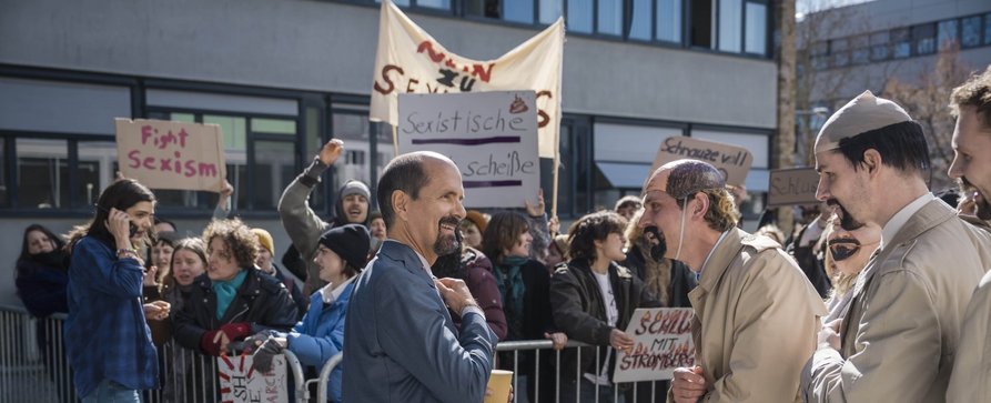 „Stromberg – Wieder alles wie immer“: Klassentreffen mit Papa – Review – Zweiter Kinofilm um Büroekel Bernd Stromberg schlägt neue Richtungen ein – und verzettelt sich – Bild: MadeFor Film/Stephan Rabold „Stromberg – Wieder alles wie immer“: Klassentreffen mit Papa – Review – Zweiter Kinofilm um Büroekel Bernd Stromberg schlägt neue Richtungen ein – und verzettelt sich – Bild: MadeFor Film/Stephan Rabold