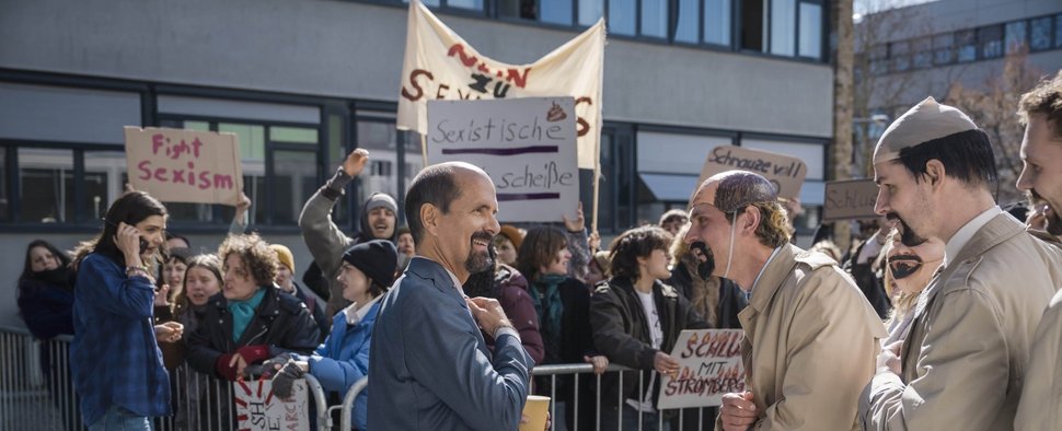 Bernd Stromberg (Christoph Maria Herbst) zwischen Kritikern und Anhängern – Bild: MadeFor Film/Stephan Rabold