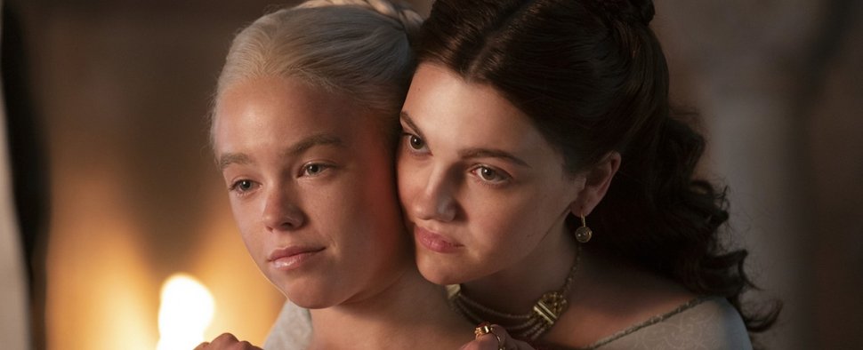 Beste Freundinnen in Königsmund: Rhaenyra Targaryen (Milly Alcock) und Alicent Hightower (Emily Carey, r.) – Bild: HBO/Sky