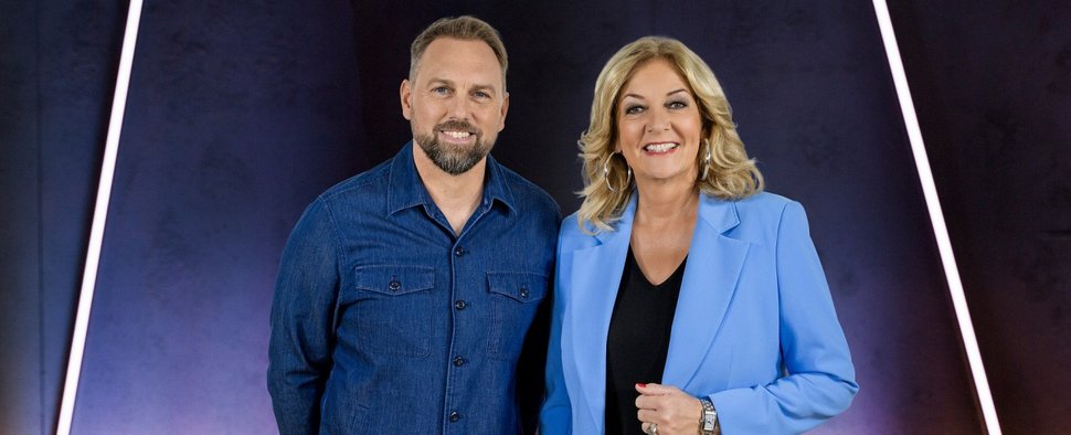 Steven Gätjen und Bettina Tietjen moderieren heute die „NDR Talk Show“ – Bild: NDR/Thomas Kierok