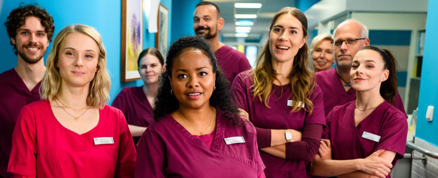 „Bettys Diagnose“: An diesem Tag startet die zwölfte Staffel – 24 neue Folgen der ZDF-Serie aus der Karlsklinik – Bild: ZDF/​Julia Feldhagen