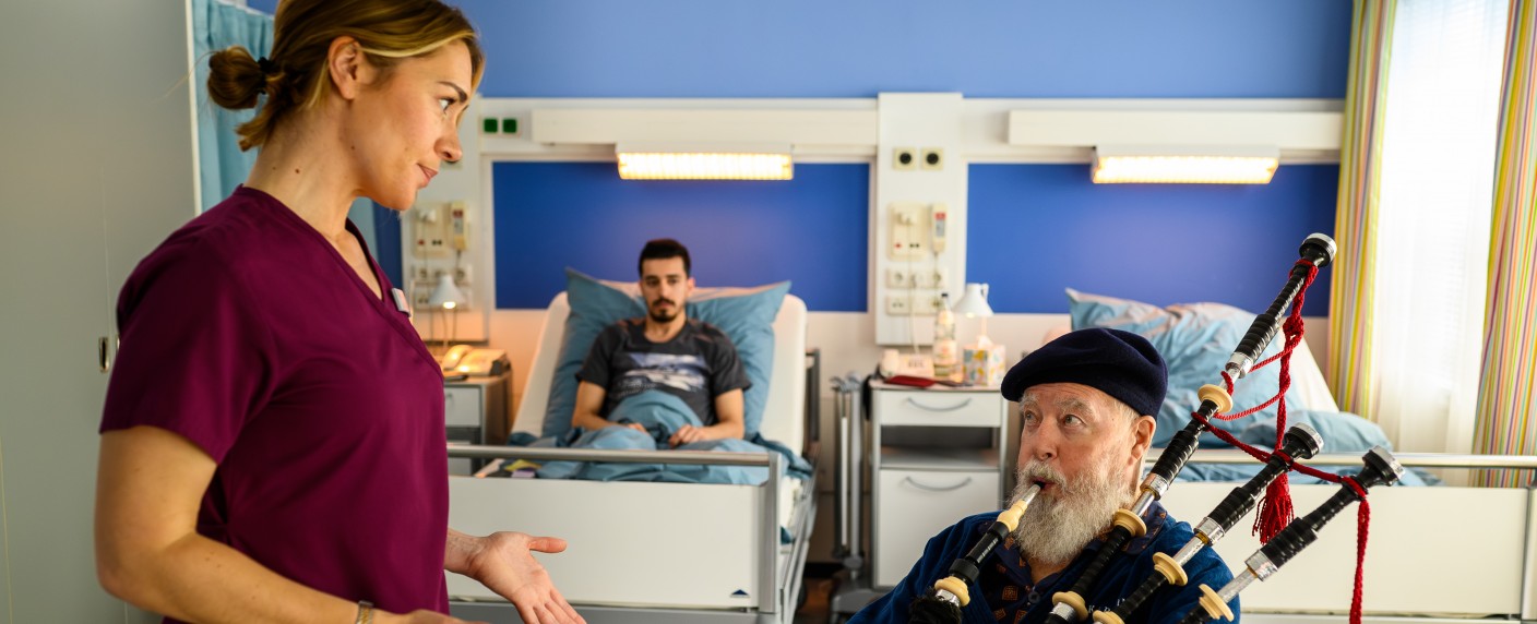 „Bettys Diagnose“: Bill Mockridge spielt schottischen Clan-Chef – Dudelsackspieler mit Asthma landet in der Karlsklinik – Bild: ZDF/​Julia Feldhagen