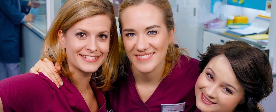„Bettys Diagnose“: Die neue Krankenschwester Betty Weiss (Annina Hellenthal, m.) mit ihren Kolleginnen Lizzy (Theresa Underberg, l.) und Talula (Carolin Walter, r.). – Bild: ZDF/Aaron Rositzka