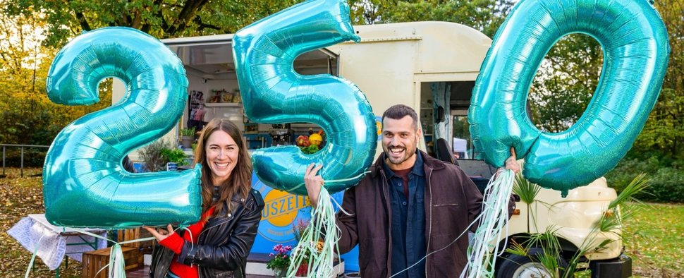 Betty Hertz (Henrike Hahn) und Dr. Şahin (Nicolas F. Türksever) feiern die 250. Folge von „Bettys Diagnose“ – Bild: ZDF/Willi Weber
