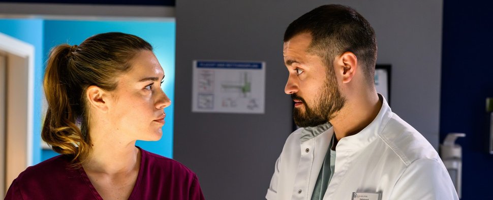 „Bettys Diagnose“ mit Betty (Henrike Hahn) und der neue Arzt Dr. Tarik Şahin (Nicolas Fethi Türksever) – Bild: ZDF/Willi Weber