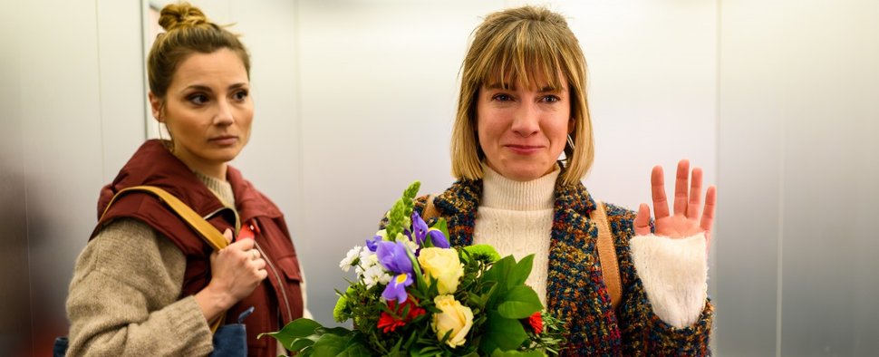 Rike Köhler (Isabell Horn, r.) verlässt die Karlsklinik – Bild: ZDF/Julia Feldhagen
