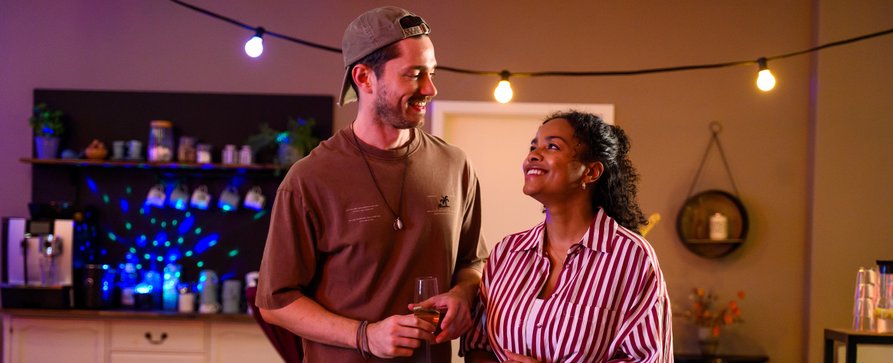 „Bettys Diagnose“: Neuer Sanitäter und prominenter Besuch – Josia Krug verstärkt Cast, Ingolf Lück besucht ZDF-Klinikserie – Bild: ZDF/​Julia Feldhagen