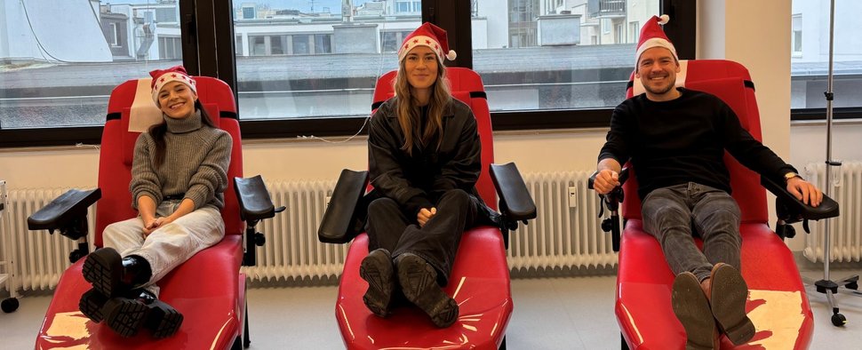 (v. l.) Kiara Bunken, Henrike Hahn und Constantin Lücke bei der Aktion „Spendet Blut zu Nikolaus“ – Bild: DRK-Blutspendedienst West