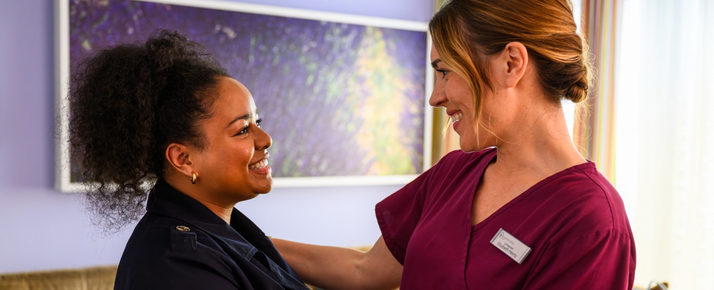 „Bettys Diagnose“: Neue Krankenschwester steigt noch diese Woche ein – Catherine Chikosi spielt Schwester Zoe – Bild: ZDF/​Willi Weber