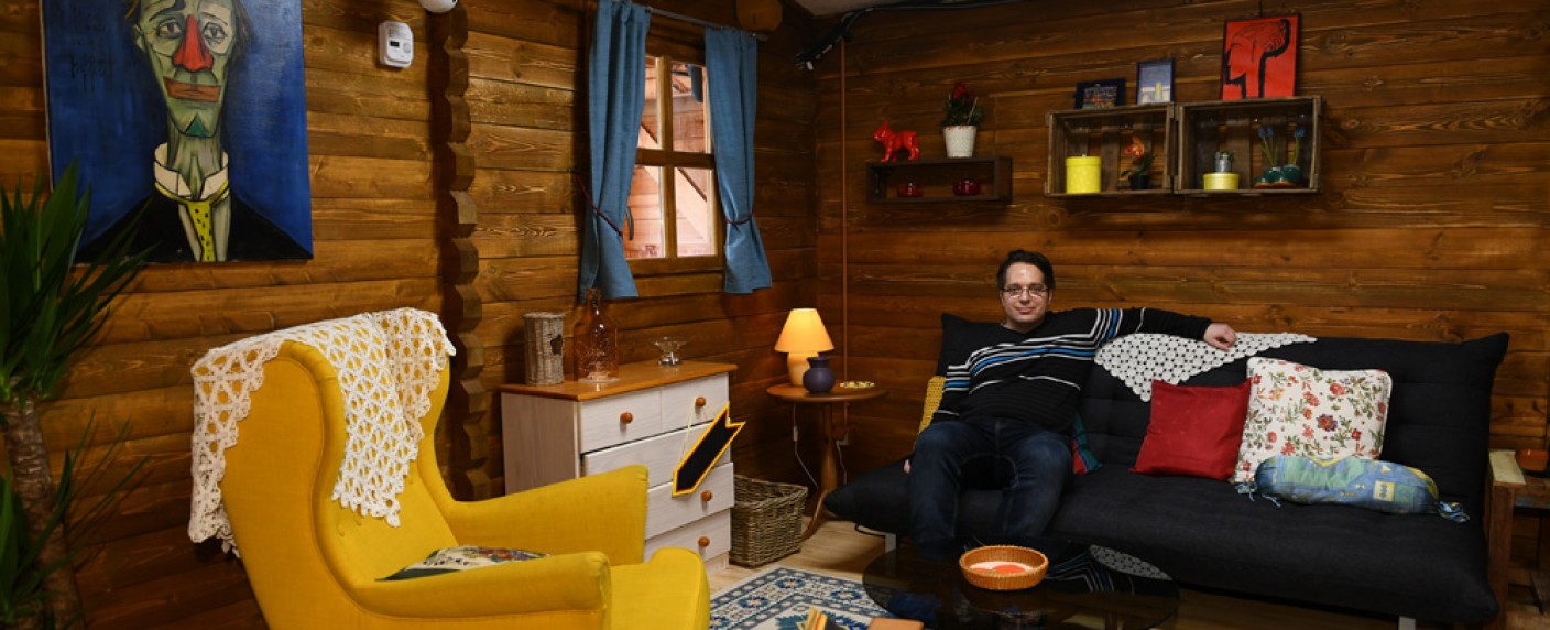 fernsehserien.de vor Ort bei „Big Brother“: So sehen die zwei(!) neuen Häuser aus – Wer im Glashaus sitzt, könnte auch im Blockhaus landen – Bild: Sat.1/​Willi Weber