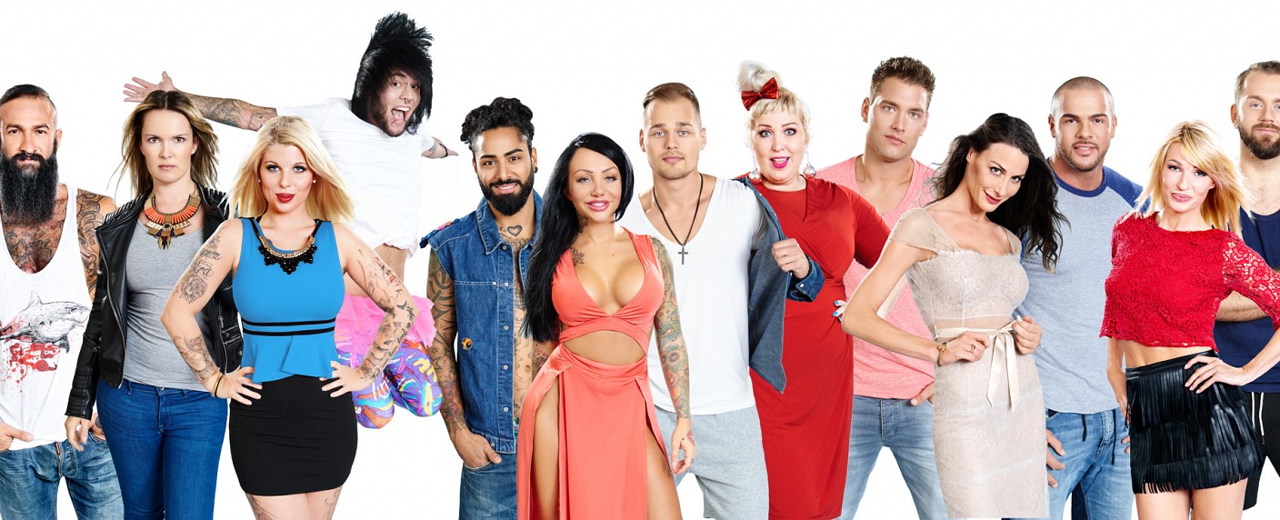 „Big Brother“ is back – Der Start der zwölften Staffel bei sixx – Review – Tattoos, Narzissmus und große Klappen – Die TV-WG hat wieder geöffnet – von Glenn Riedmeier – Bild: sixx/​Stefan Menne