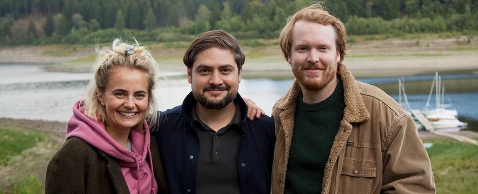 „Big Dating“: (v.l.n.r.) Olga von Luckwald (Lina), Nathan Nill (Regisseur) und Ole Fischer (Samuel) – Bild: NDR/Schurkenstart Film