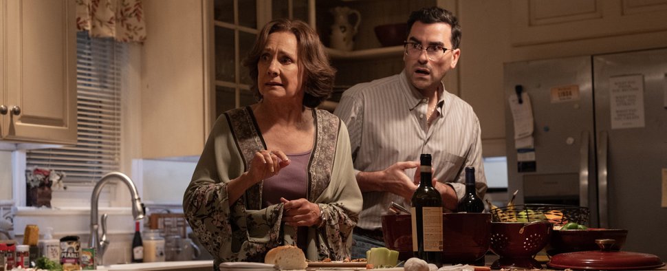 „Big Mistakes“ mit Laurie Metcalf (l.) und Serienschöpfer Daniel Levy (r.) – Bild: Netflix