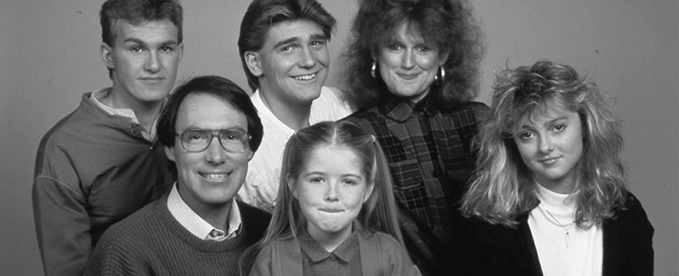 Bild aus einer Zeit, die einfacher schien: Der Cast von „Hey, Dad!“ (vorne links: Robert Hughes und Sarah Monahan) – Bild: Seven Network