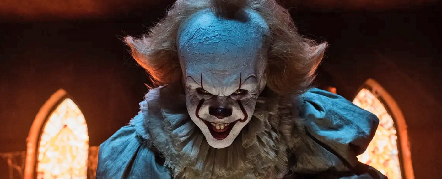 [UPDATE] „ES: Welcome to Derry“: Wiedersehen mit Pennywise im frischen Trailer zu Stephen Kings Serien-Prequel – Erste Szenen bringen Bill Skarsgård als Horror-Clown zurück – Bild: Warner Bros. Pictures