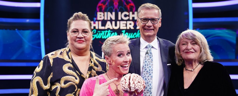Ilka Bessin, Sonja Zietlow und Alice Schwarzer stellten sich die Frage: „Bin ich schlauer als Günther Jauch?“ – Bild: TVNOW / Gregorowius