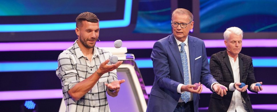 „Bin ich schlauer als Lukas Podolski?“: Der titelgebende Fußballspieler, Moderator Günther Jauch und Guido Cantz (v. l.) – Bild: RTL/Guido Engels