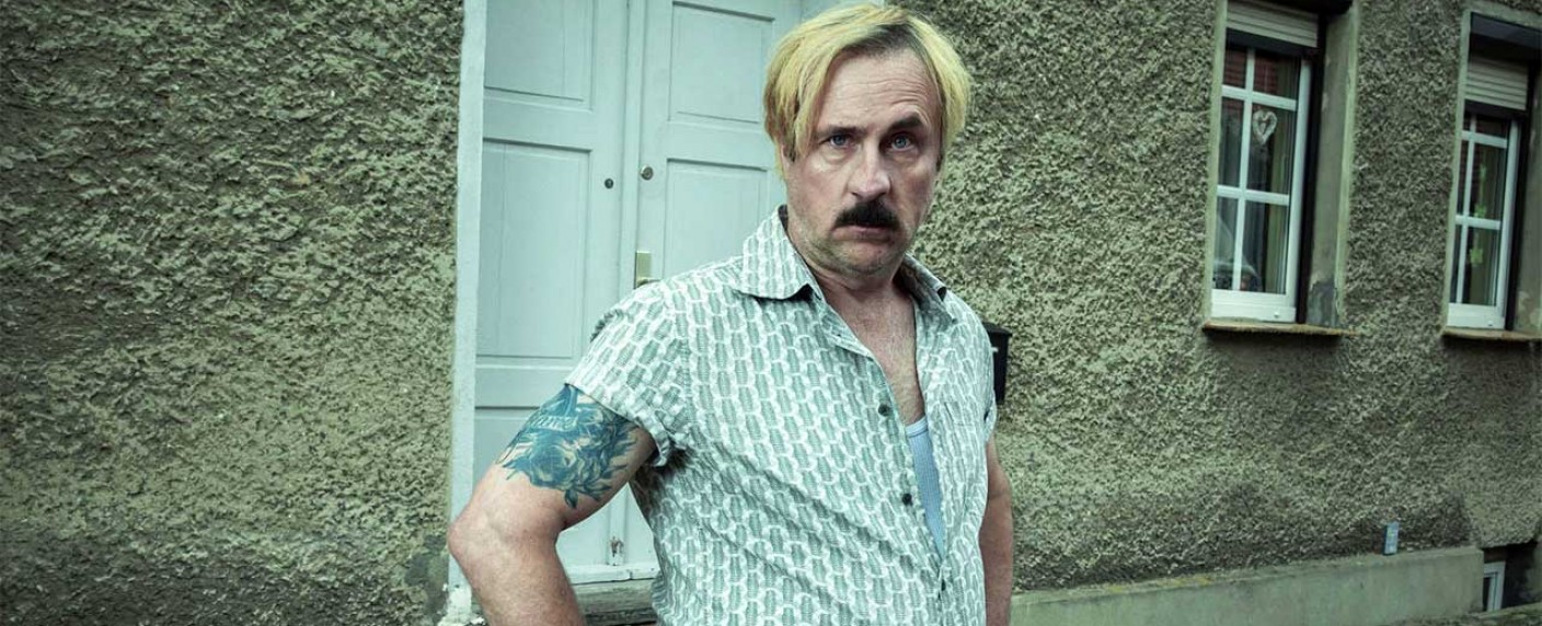 [UPDATE] „Buba“: Bjarne Mädel kehrt im ersten Trailer in seine Netflix-Rolle aus „How to Sell Drugs Online (Fast)“ zurück – Streamingdienst bestätigt Starttermin für Prequel-Film – Bild: Netflix