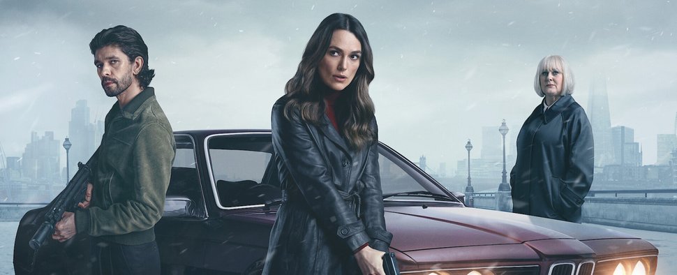 „Black Doves“ mit Keira Knightley (M.), Ben Whishaw (l.) und Sarah Lancashire (r.) – Bild: Netflix