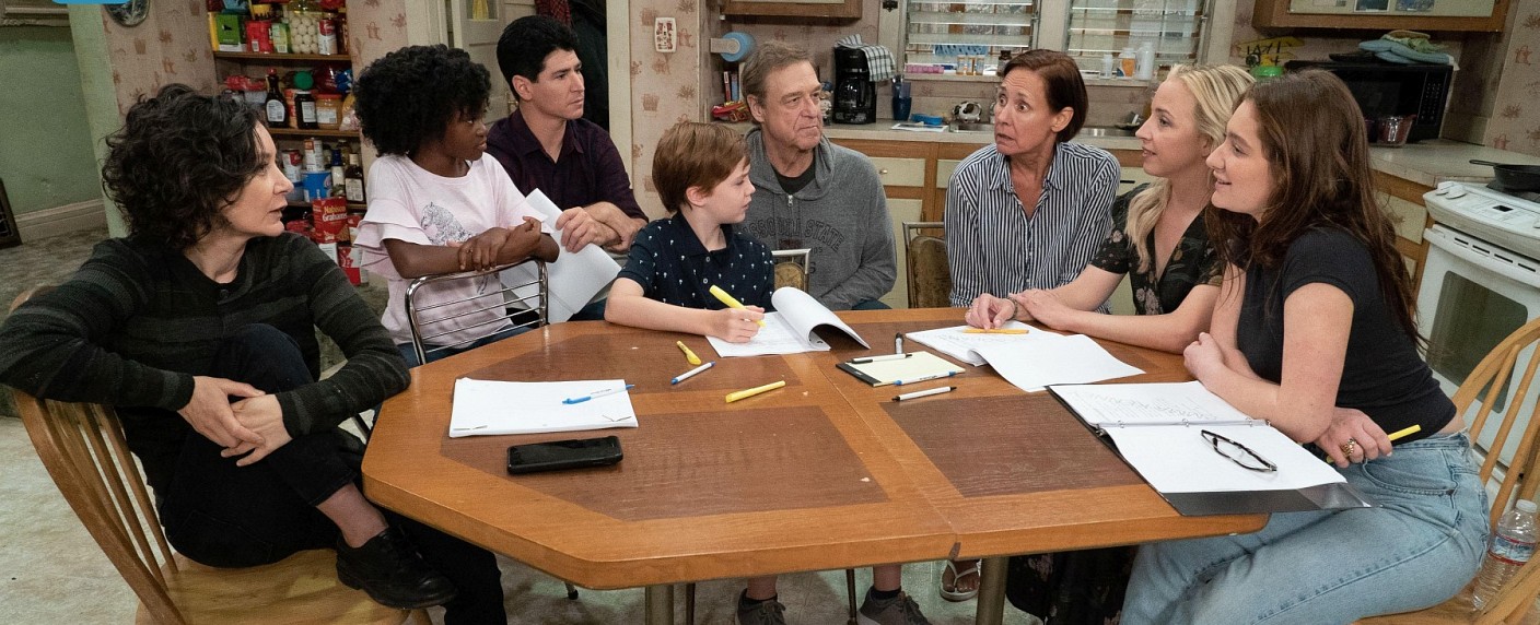 „The Conners“: Erster Trailer zum „Roseanne“-Spin-Off bleibt generisch – Zwangsausstieg der Matriarchin bleibt außen vor – Bild: ABC/​Eric McCandless