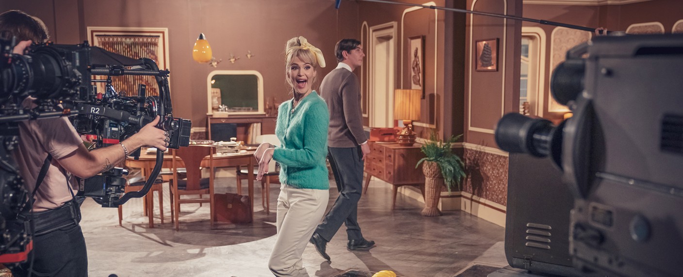 „Funny Woman“: Gemma Arterton eifert ab Februar Lucille Ball nach – Deutschlandpremiere für Comedy um hartnäckige Komikerin in den Swinging Sixties – Bild: Ben Blackall/​Sky Studios Limited. All Rights Reserved.