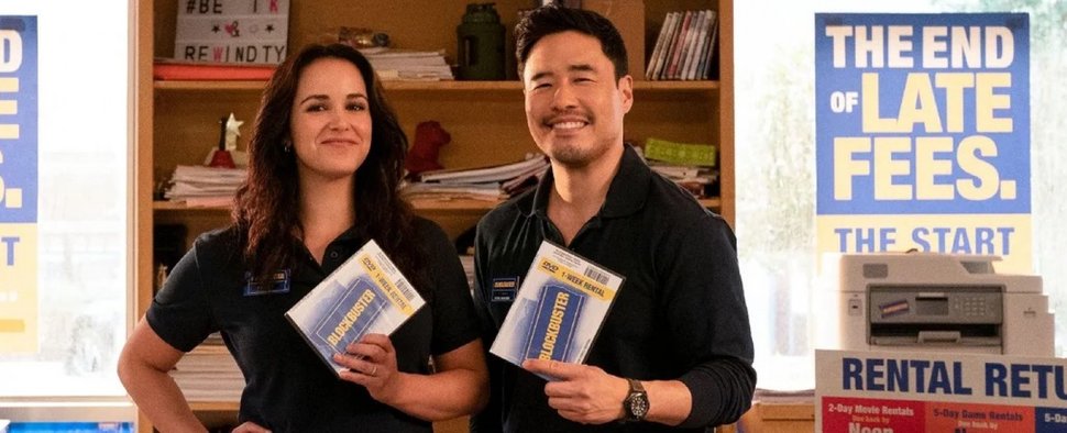 „Blockbuster“: Melissa Fumero als Eliza (l.) und Randall Park als Timmy (r.) – Bild: Netflix