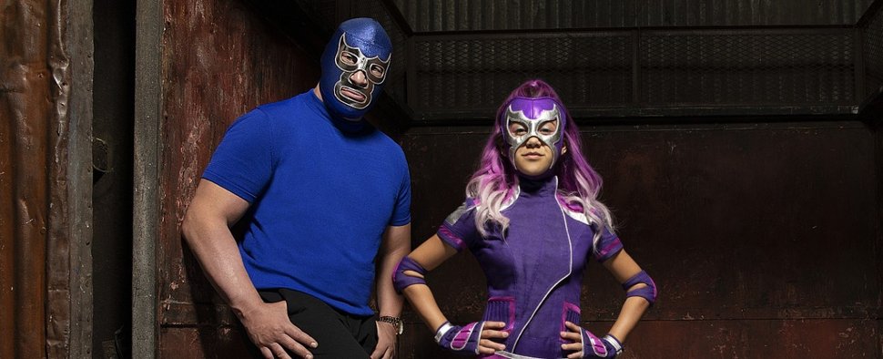 Blue Demon Jr. (l.) und Scarlett Estevez in Maske in „Ultra Violet & Blue Demon“ – Bild: Disney Channel/Mitch Haaseth