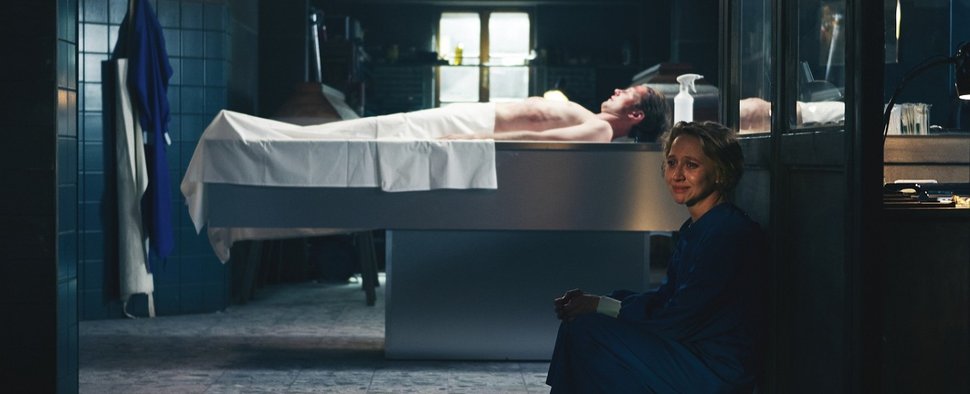 Brünhilde Blum (Anna Maria Mühe) an einem der schlimmsten Tage ihres Lebens in „Totenfrau“ – Bild: Netflix/Stephan Burchardt