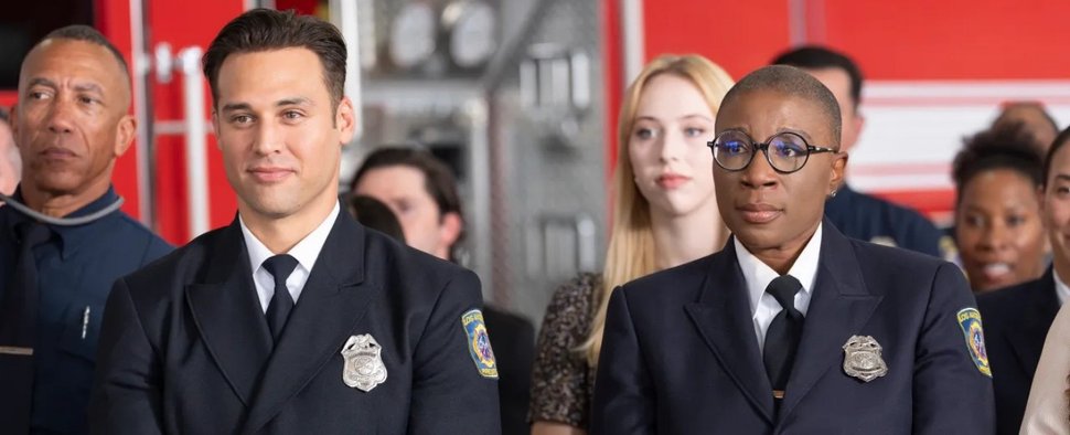 Bobbys Tod bewegt das Team um Eddie (Ryan Guzman, vorne links) und Hen (Aisha Hinds, vorne rechts) – Bild: Disney/Christopher Willard