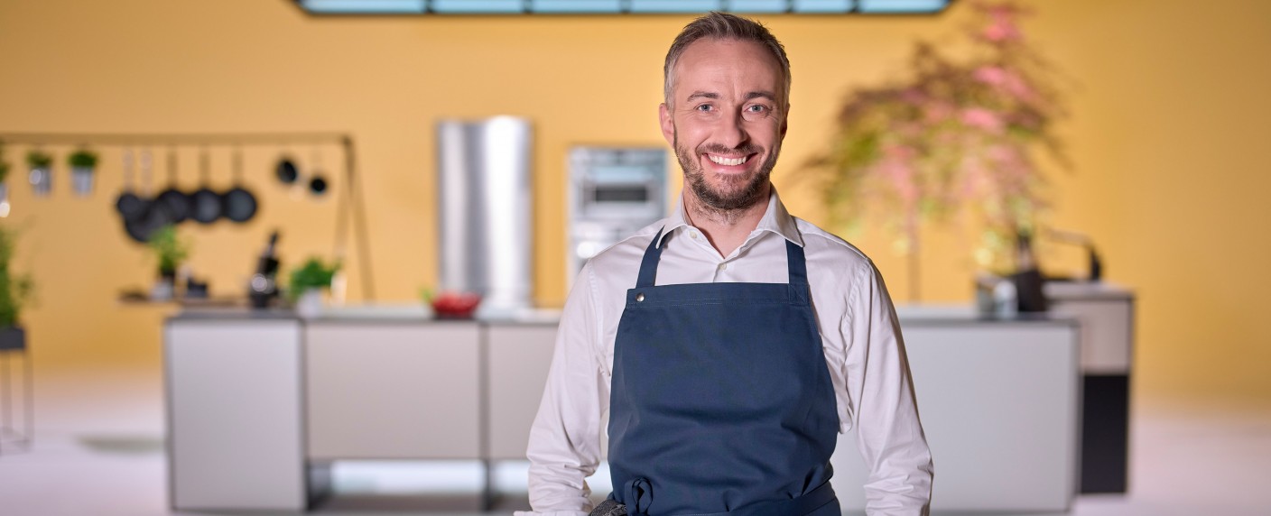 „Böhmi brutzelt“: Jan Böhmermann kocht mit Promis – Frühere „Neo Magazin Royale“-Rubrik wird ZDFneo-Format – Bild: ZDF/​Ben Knabe