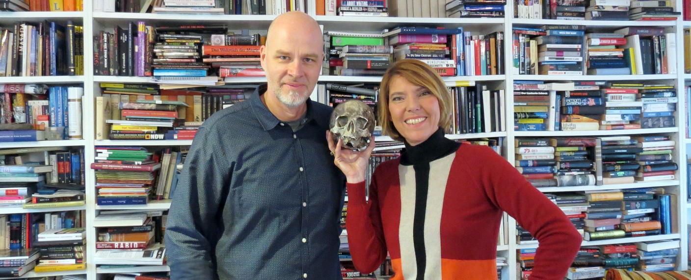 „Böttingers Bücher“: WDR-Moderatorin besucht Schätzing, Raabe, Hohlbein und Co. – Neues Format startet im Sommer – Bild: WDR/​Encanto