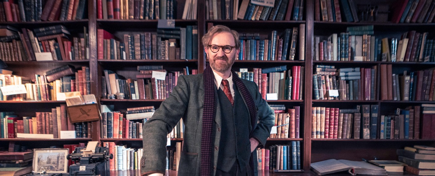 „Bookish“: Deutschlandpremiere für Krimiserie mit „Sherlock“-Star – Mark Gatiss als Buchhändler und Ermittler mit Geheimnis – Bild: Eagle Eye/​Happy Duck Films
