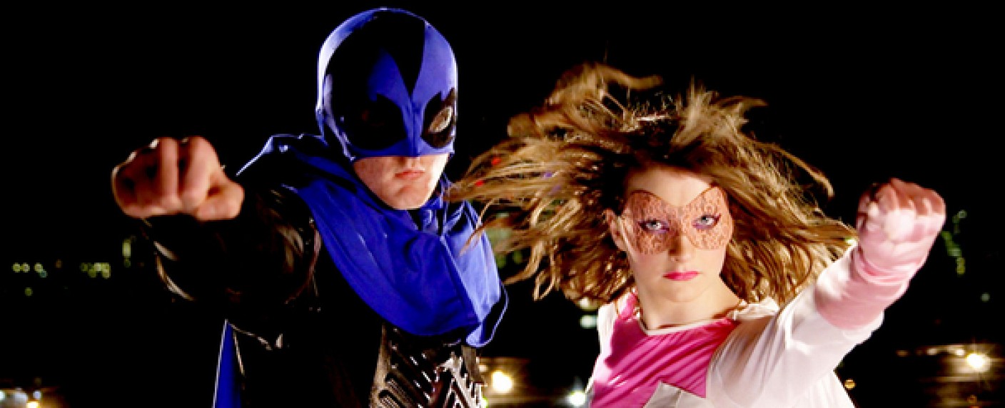 Superhelden, Rapper und Gastwirt leben ab August in „Boom Town“ – BBC startet Comedy-Reihe mit echten Exzentrikern – Bild: BBC