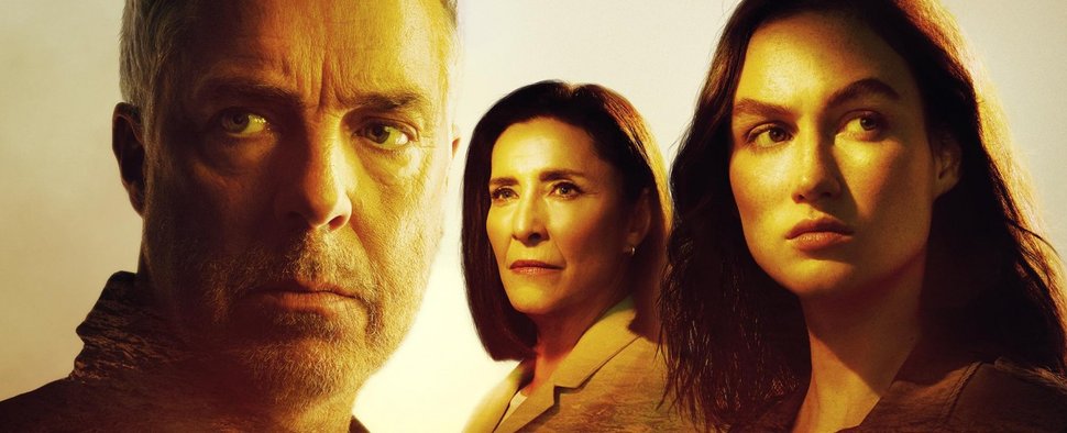 Harry Bosch (Titus Welliver), Honey „Money“ Chandler (Mimi Rogers) und Maddie (Madison Lintz) in „Bosch: Legacy“ – Bild: Amazon MGM Studios