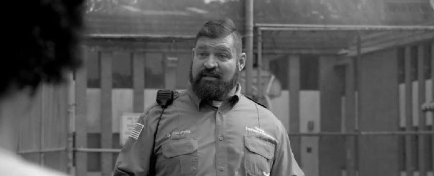 „Orange is the New Black“: Brad William Henke mit nur 56 Jahren verstorben – Schauspieler begann Berufsleben als Profi-Footballer – Bild: LionsgateTV