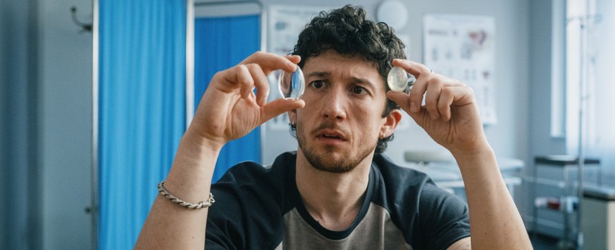 „Ballz“: ZDFneo kündigt „radikale Comedyserie“ über Männlichkeit, Angst und Ehrlichkeit im Jahr 2026 an – Protagonist verstrickt sich nach Hodenkrebsdiagnose in absurdem Lügengeflecht – Bild: ZDF/​Adrian Gross