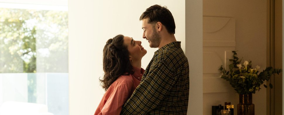 „Break Clause“ mit Samuel Bottomley und Lara Ricote – Bild: BBC Studios/Channel 4