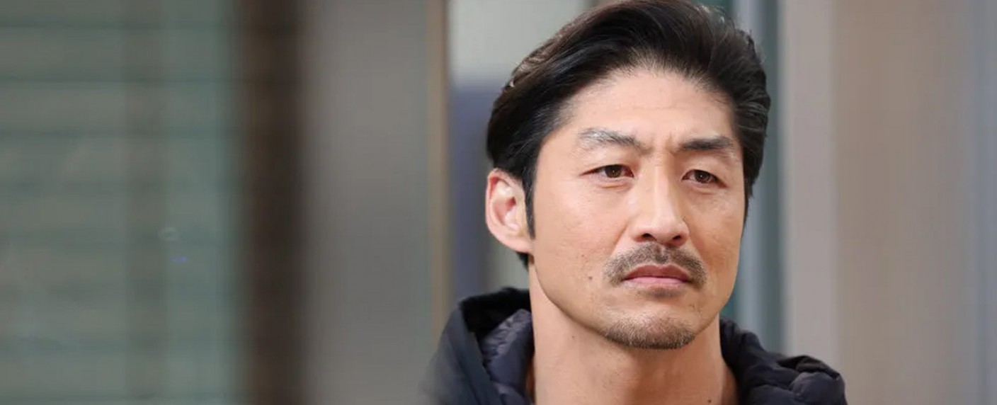 „Reacher“: Neuzugang Brian Tee („Chicago Med“, „Expats“) schließt sich der dritten Staffel an – Alan Ritchson für neue Folgen der Amazon-Actionserie zurück – Bild: NBC