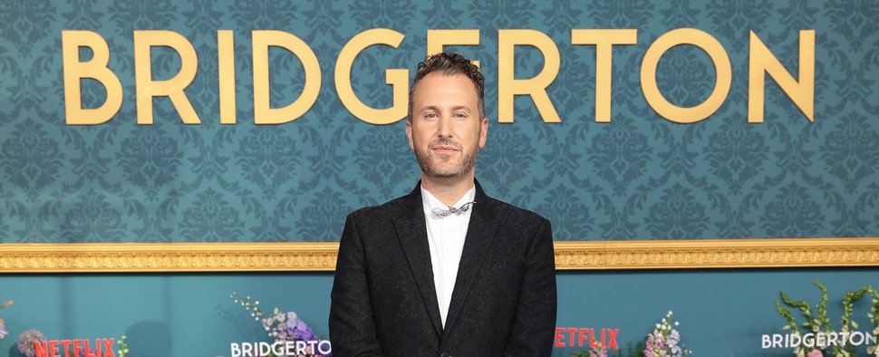 „Bridgerton“-Schöpfer Chris Van Dusen bei der Premiere von Staffel 3 des Netflix-Hits – Bild: Netflix
