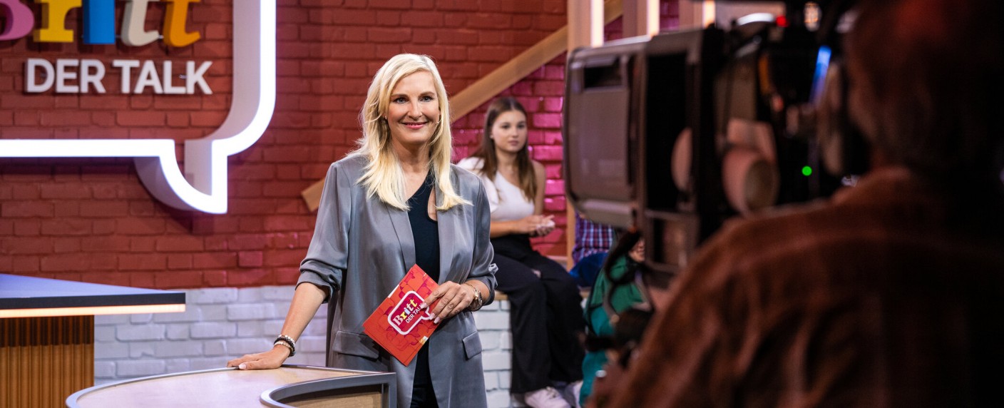 „Britt“-Comeback offiziell bestätigt: Daily-Talk kehrt zurück – Talkshow-Neuauflage innerhalb von „Volles Haus!“ – Bild: Sat.1/​Willi Weber