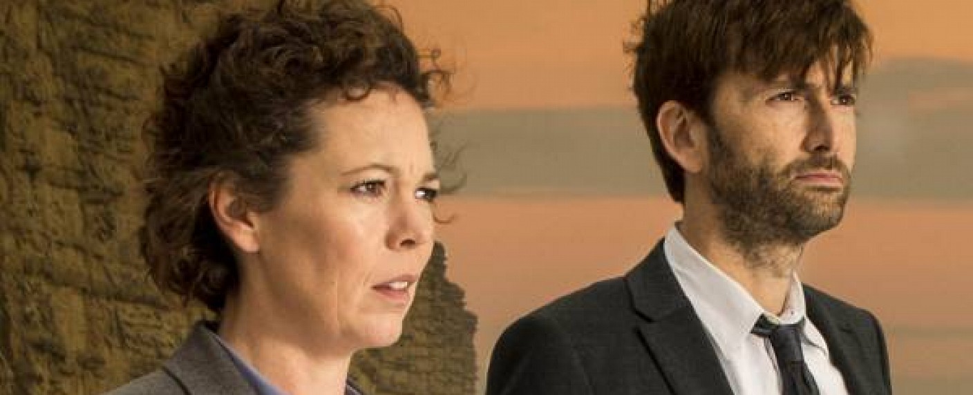 „The Night Manager“: Olivia Colman für AMC-/​BBC-Miniserie besetzt – Auch Tom Hollander in John-le-Carré-Adaption – Bild: ITV
