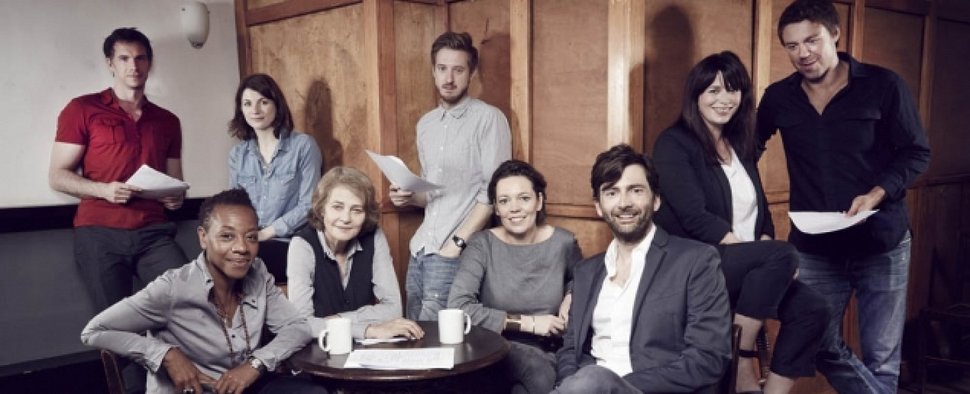 Das Ensemble der zweiten Staffel beim Table-Read – Bild: ITV