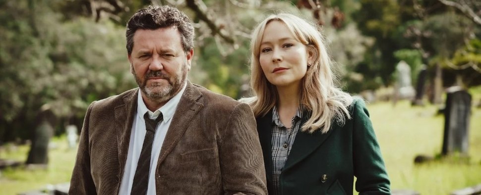 „Brokenwood – Mord in Neuseeland“ mit Neill Rea und Fern Sutherland – Bild: South Pacific Pictures & All3Media International