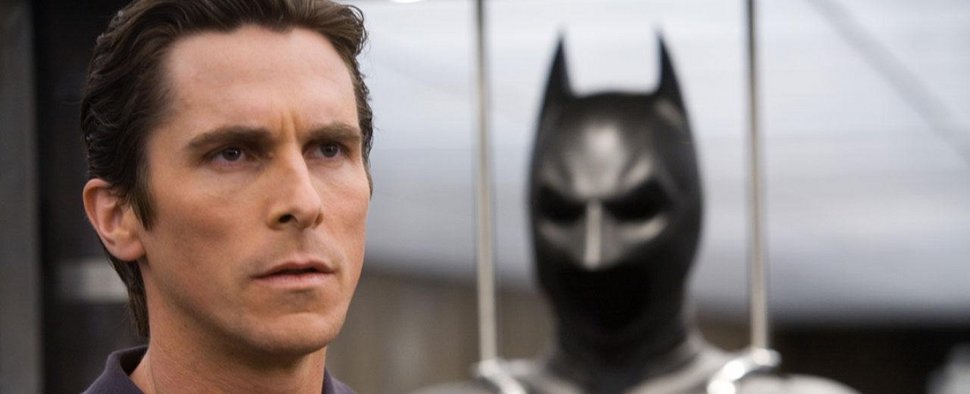 Christian Bale als erwachsener Bruce Wayne in „The Dark Knight“ – Bild: Warner Bros.