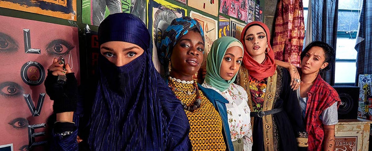 „We Are Lady Parts“: Voldemort unter dem Kopftuch – Review – Die zu Recht gefeierte britische Comedyserie feiert endlich deutsche TV-Premiere – Bild: Channel 4 /​ ZDFneo