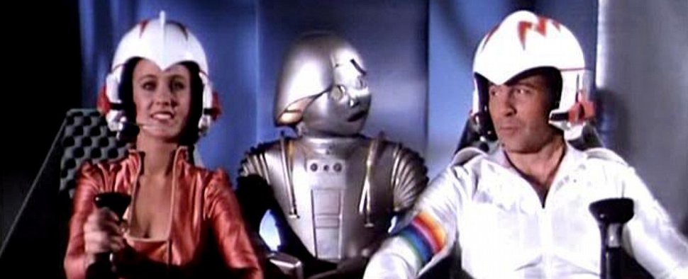 „Buck Rogers“: Der Protagonist (Gil Gerard; r.) mit Colonel Wilma Deering (Erin Gray) und Sidekick Twiki (M.) – Bild: YouTube/Screenshot