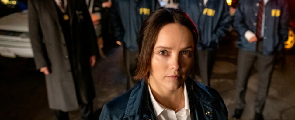 Clarice Starling im Kreis ihrer neuen Kollegen bei „Clarice Starling“ – Bild: CBS