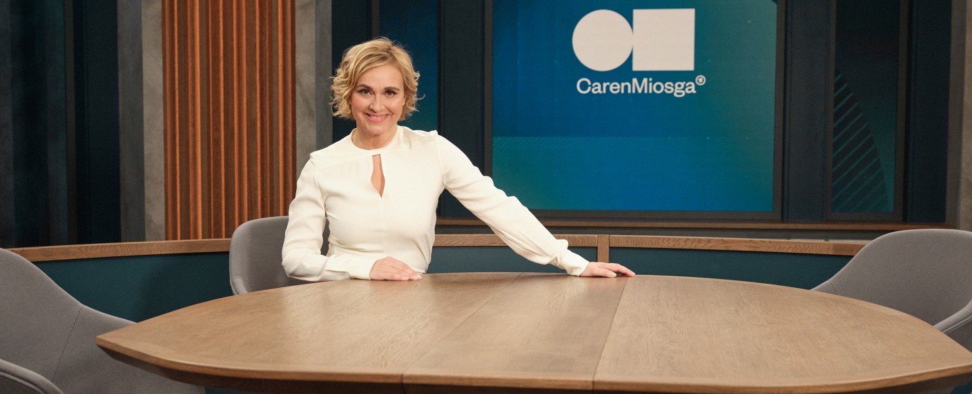 „Caren Miosga“: So sieht das Studio des neuen Polit-Talks aus – Längere und tiefergehende Gespräche mit Gästen angekündigt – Bild: NDR/​Philipp Rathmer